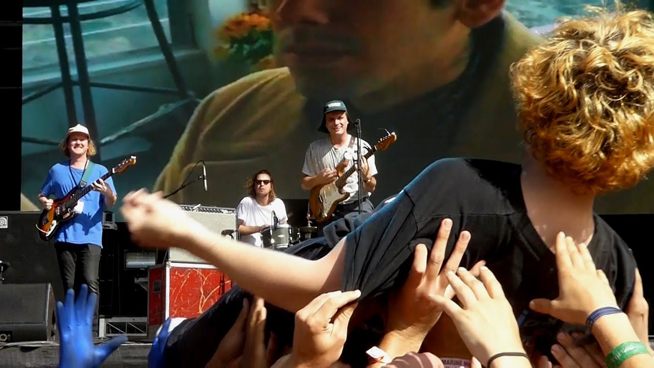 Mac DeMarco - Freaking Out The Neighborhood + Jon Lent crowdsurfing [Live at Falls Byron Bay 2016]