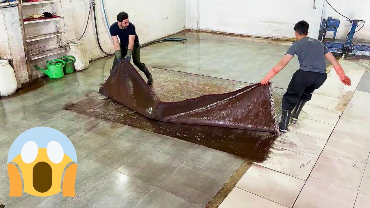 Соскребание грязи с ковра тяжелой лопатой