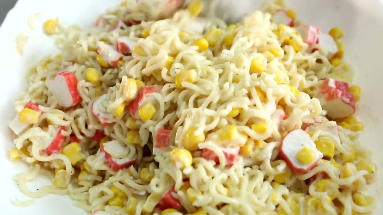 Салат з мівіною, крабовими паличками та кукурудзою (пісна страва)