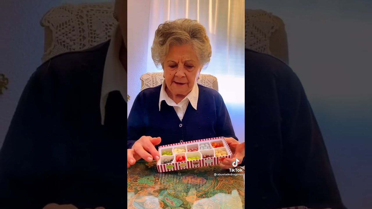 Abuela probando grajeas
