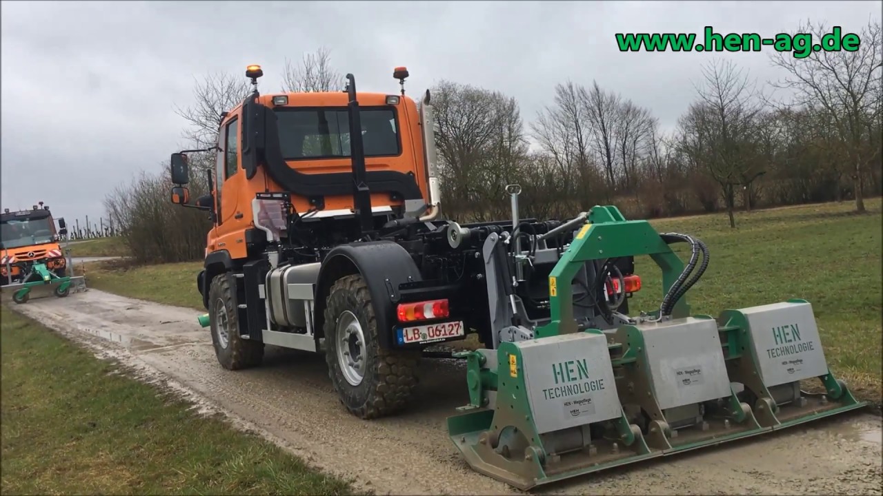 Unimog mit Wegepflege und Wegebau Maschinen der Fa. HEN-AG