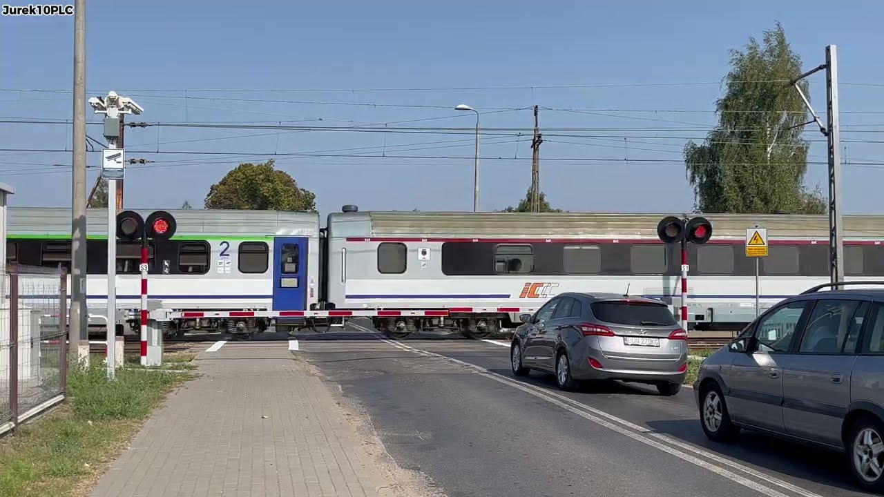 Przejazd kolejowy Trzemeszno, al. Odzyskania Niepodległości // Polish Railroad Crossing