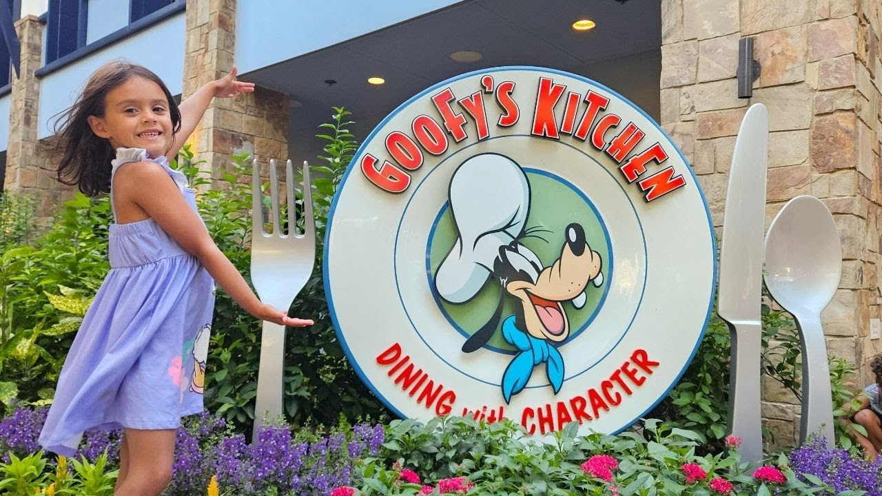 Dinner at GOOFY'S KITCHEN! Disneyland Character Dining Full Experience