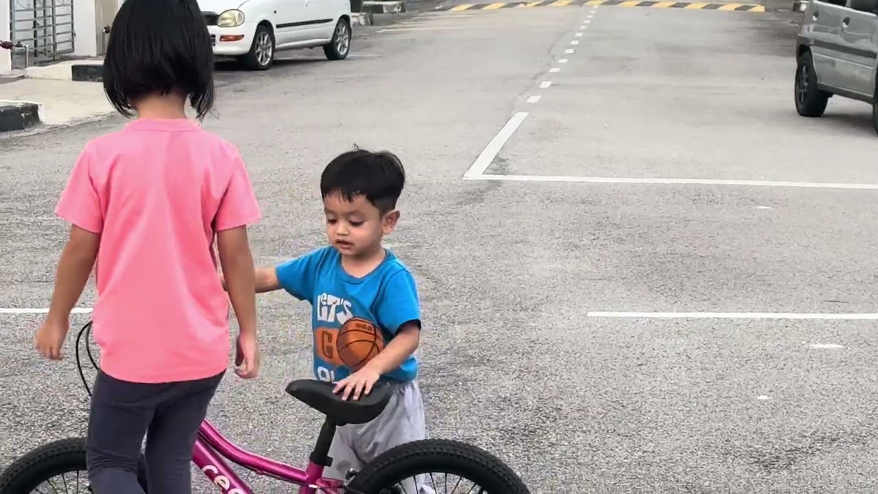 Hadif emran naik basikal kakak haneem