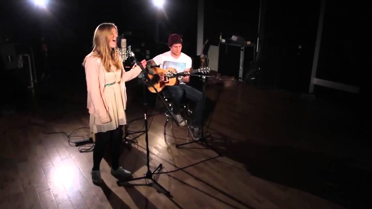 Becky Hill   She Wolf Falling To Pieces) (David Guetta Cover) (Ce n'ai pas moi)
