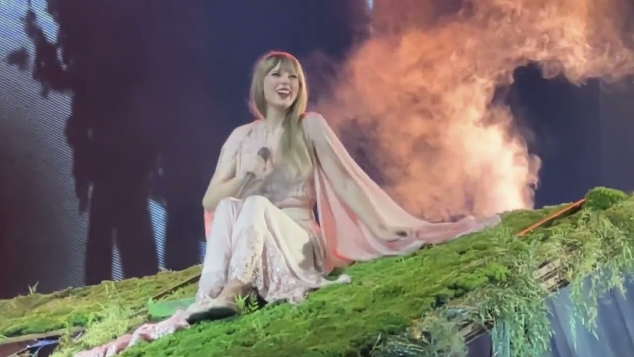 Taylor Swift - Invisible String (Live at The Eras Tour)