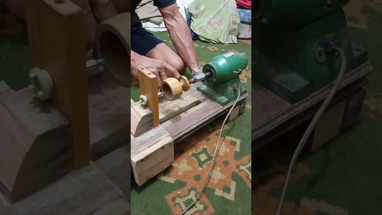 Mesin bubut kayu mini dari gerinda duduk #shorts #kayu #gerinda #mesinbubut #wood #kisembrono