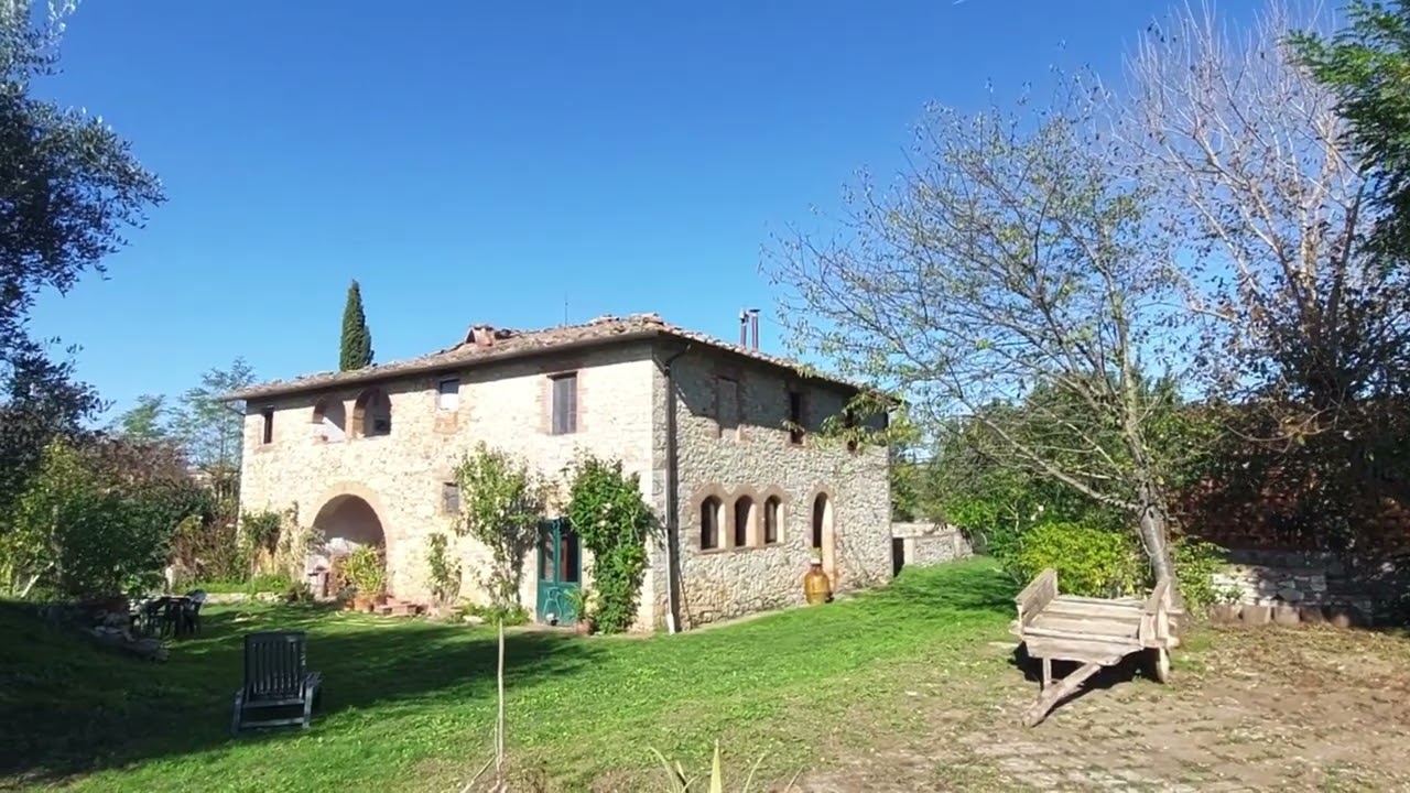 Antico casale in pietra nel Chianti con 2 annessi e 4 Ha di terreno - RIF. 2239