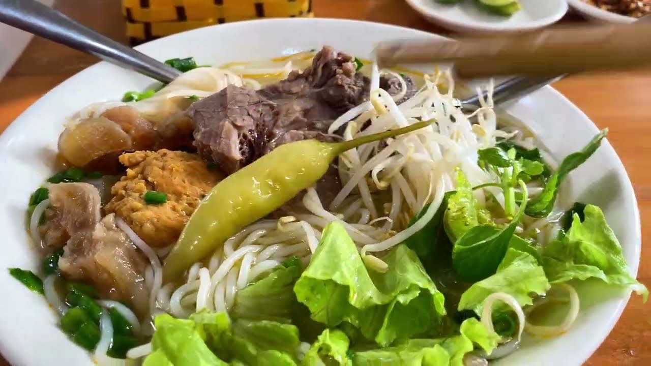 ĐI CHỢ KIM LONG GHÉ QUÁN BÚN XƯƠNG BÒ LÝ NAM ĐẾ CỰC HẤP DẪN 