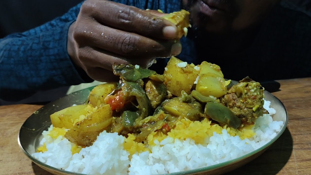 “इतना स्वादिष्ट देसी खाना 😱 Baigan Vedu Badi और Rice Mukbang | गांव का असली स्वाद!”
