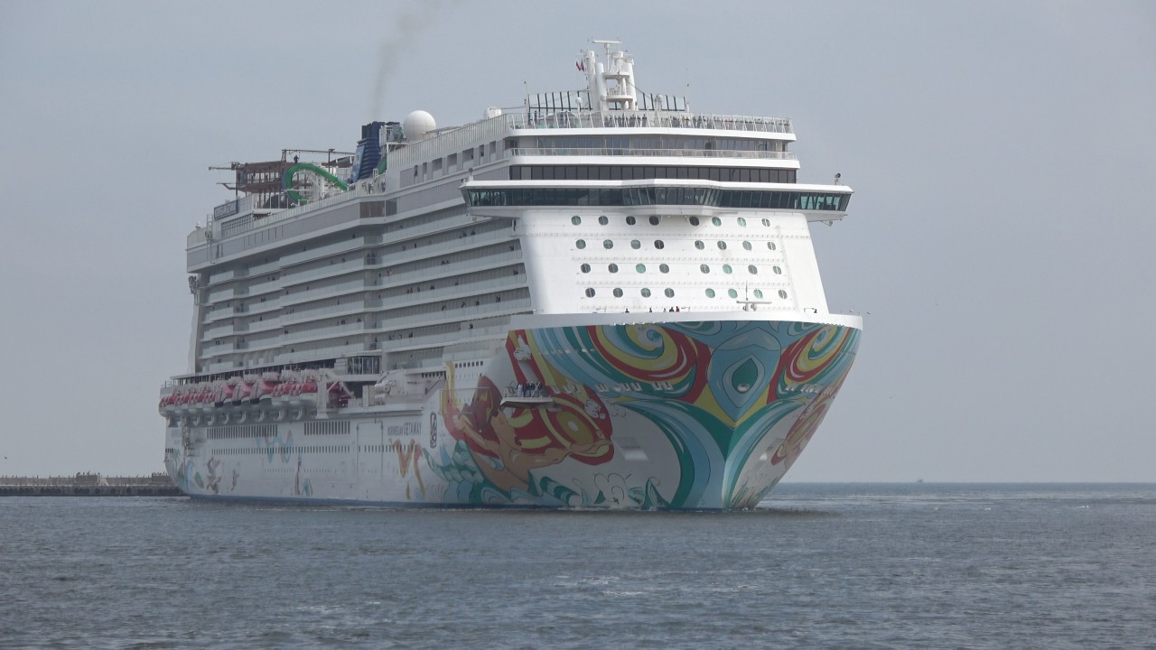 Norwegian Getaway -gigantyczny statek pasażerski w Gdyni. 4K.
