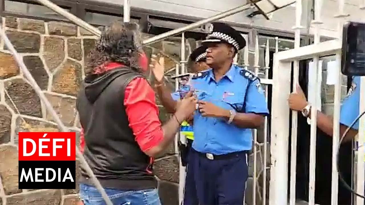 Un manifestant en colère devant le Parlement après la saisie de sa pancarte