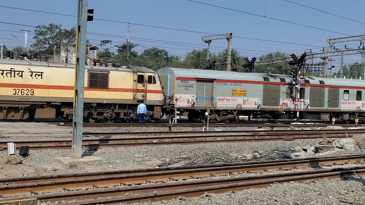 20843 BSP BGKT SF EXP | Bilaspur to Bhagat Ki Kothi superfast express train arrives at Ujjain Jn