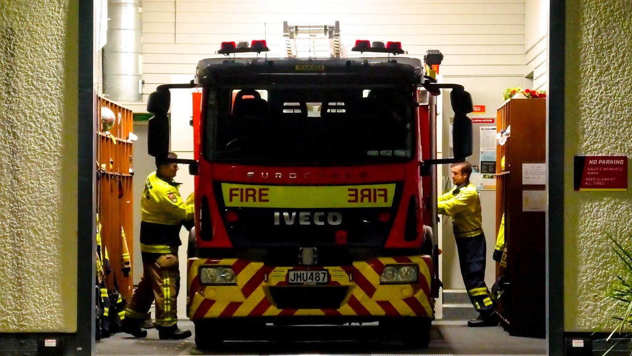 Rakaia 647, 6433 & Ambulance Responding (Cars vs Cows)