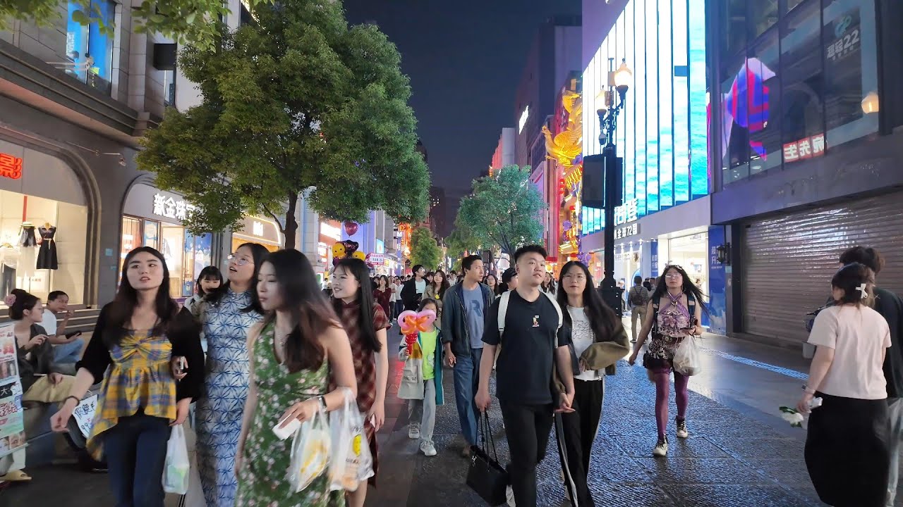 Wuhan’s Most Lively Pedestrian Street at Night – Jianghan Road Walk