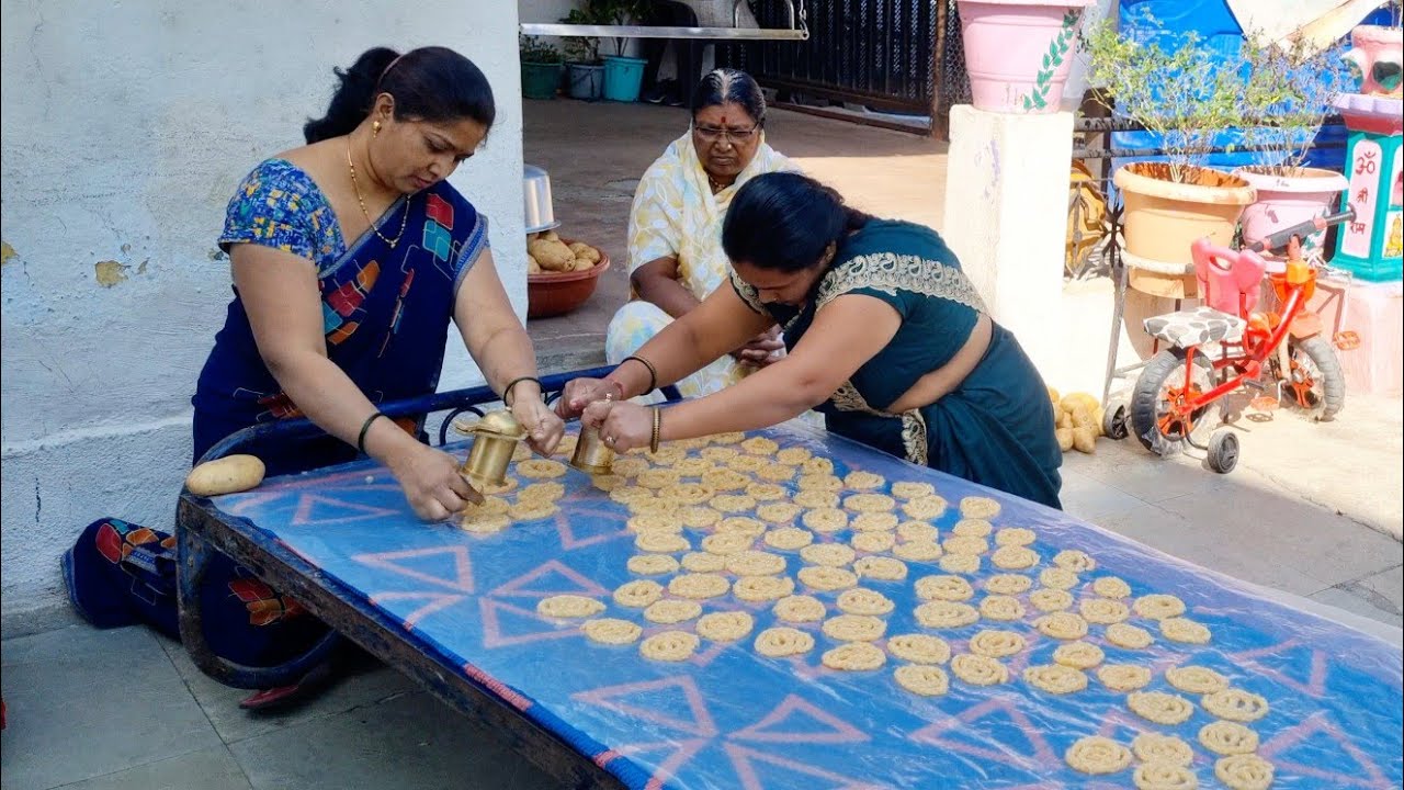 आजपासून वाळवणीच्या पदार्थांना सुरुवात..😃मस्त उपवासाची बटाटा साबुदाणा चकली..🤤