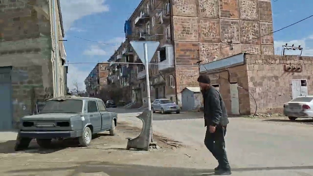Blocurile comuniste din Armenia – viața reală din spatele fațadelor gri, în drum spre Muntele Ararat