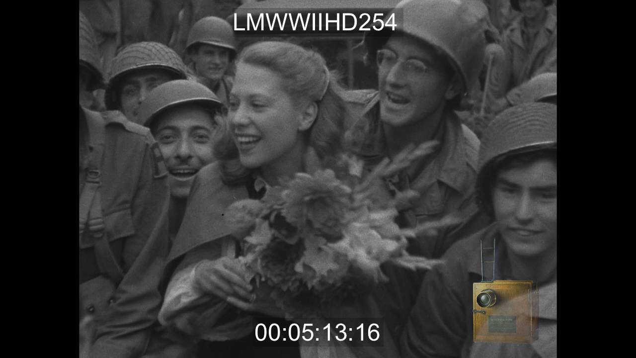 CHATEAU THIERRY, CIVILLIANS WAVING, AMERICAN AISNE-MARNE MEMORIAL, DINAH SHORE BRIDGE  - LMWWIIHD254