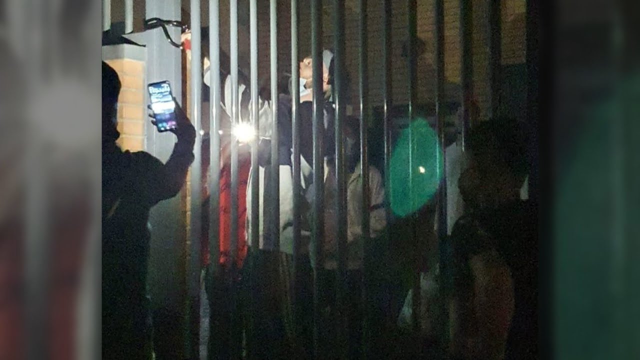 Pesadilla vecinal en Vallecas: los okupas les ponen candados y les cortan la luz de la finca