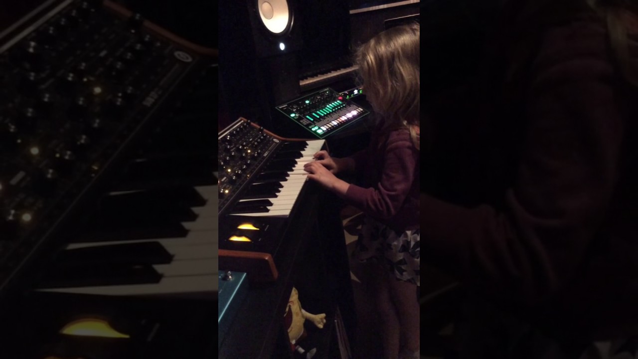 Moog Jam - LIVE Performance by 6 yr old Daisy May and Dad