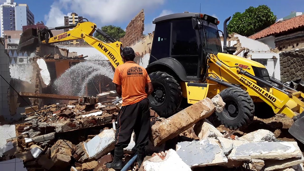 Demolição com Retroescavadeira New Holland  B 95 B