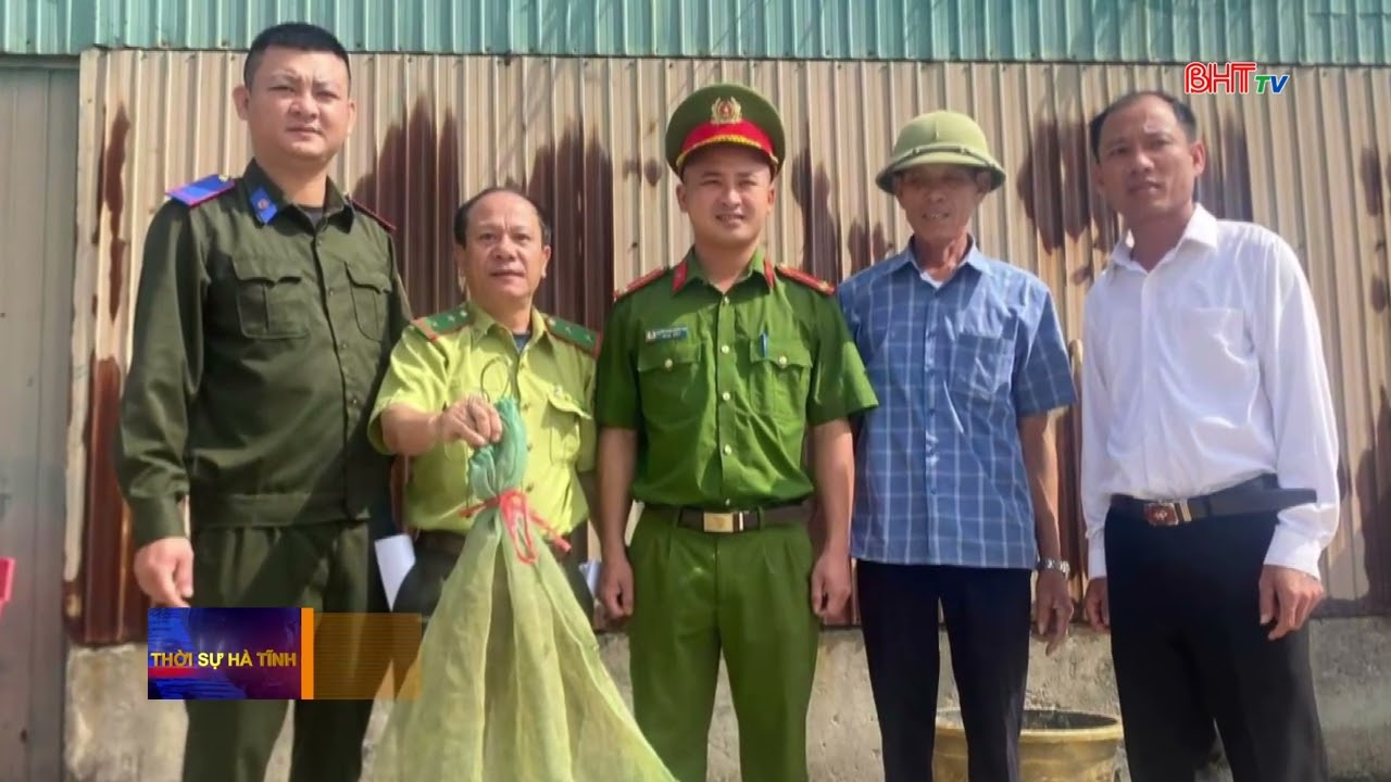 Người dân bàn giao cá thể Rắn hổ mang