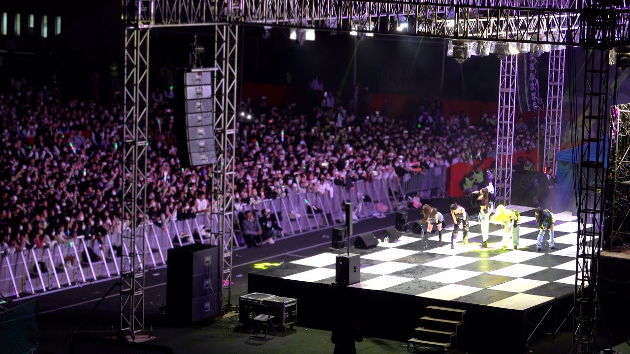 르세라핌 (LE SSERAFIM) ‘Blue Flame’ Wide back cam (떼창 FANCHANT) 현장분위기 | 단국대학교 축제