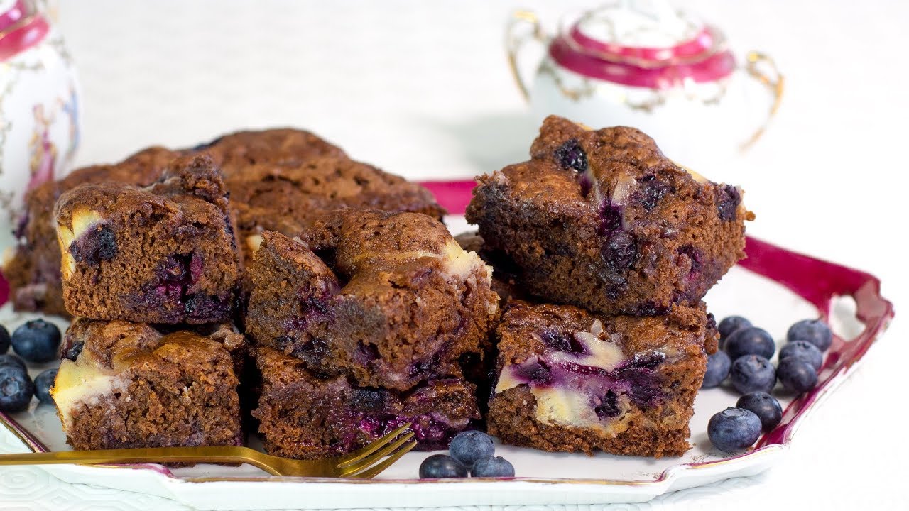 HEIDELBEER-BROWNIES mit Cheesecake-Swirl