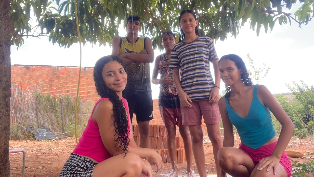 VLOG TOMANDO BANHO DE MANGUEIRA COM A FAM&Iacute;LIA 