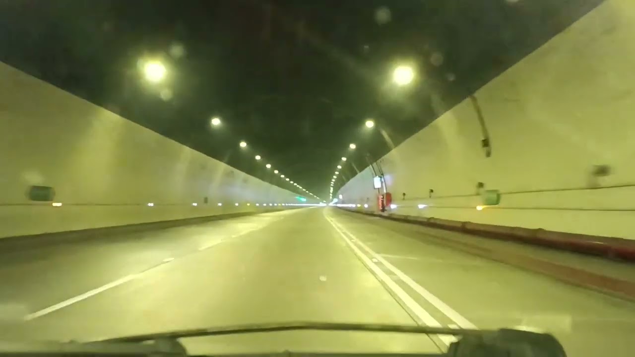 Así es todo el túnel de la Línea. solo dure 13 minutos no más en cruzarlo desde Quindío
