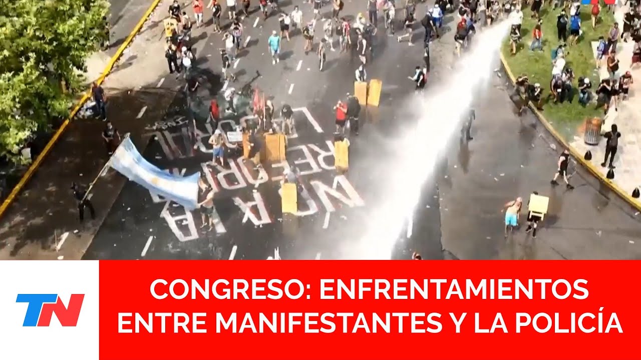 REFORMA LABORAL: ENFRENTAMIENTOS ENTRE MANIFESTANTES ENCAPUCHADOS Y LA POLICÍA