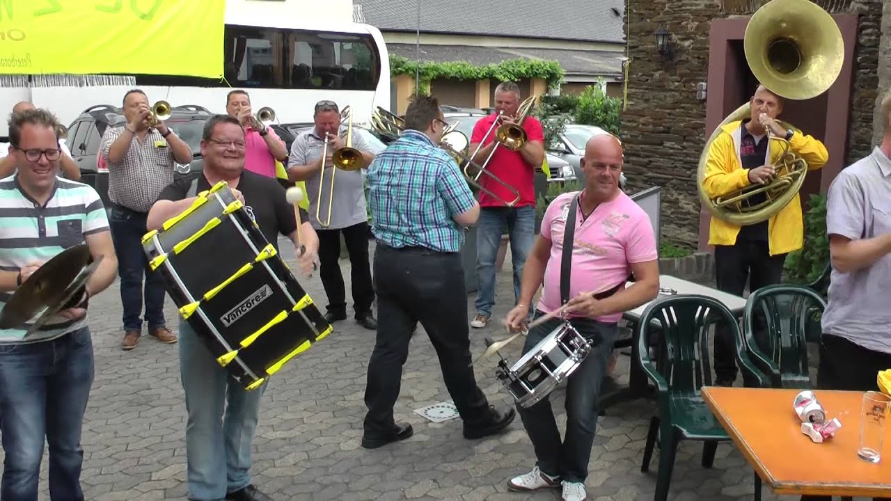 De Zwiebels bedanken de familie van Pazen voor het verblijf - wijnfeesten Bernkastel 2015