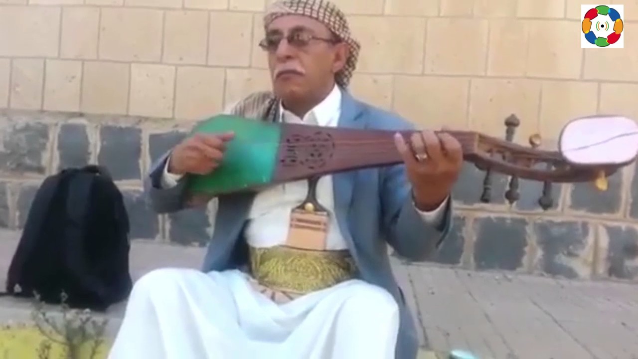 عزف على عود صناعني يمني قديم