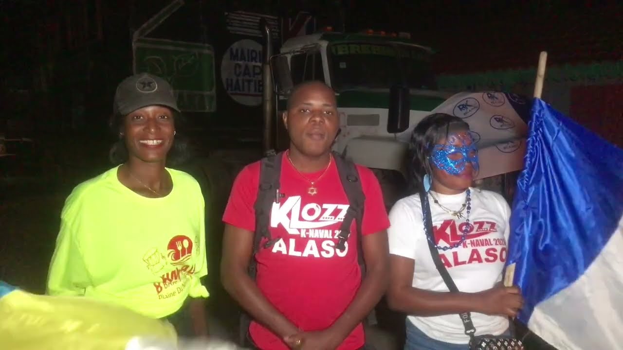 Atis Okidjenms pran anpil chaplèt nan kanaval KLOZZ de Kino pè Wa.