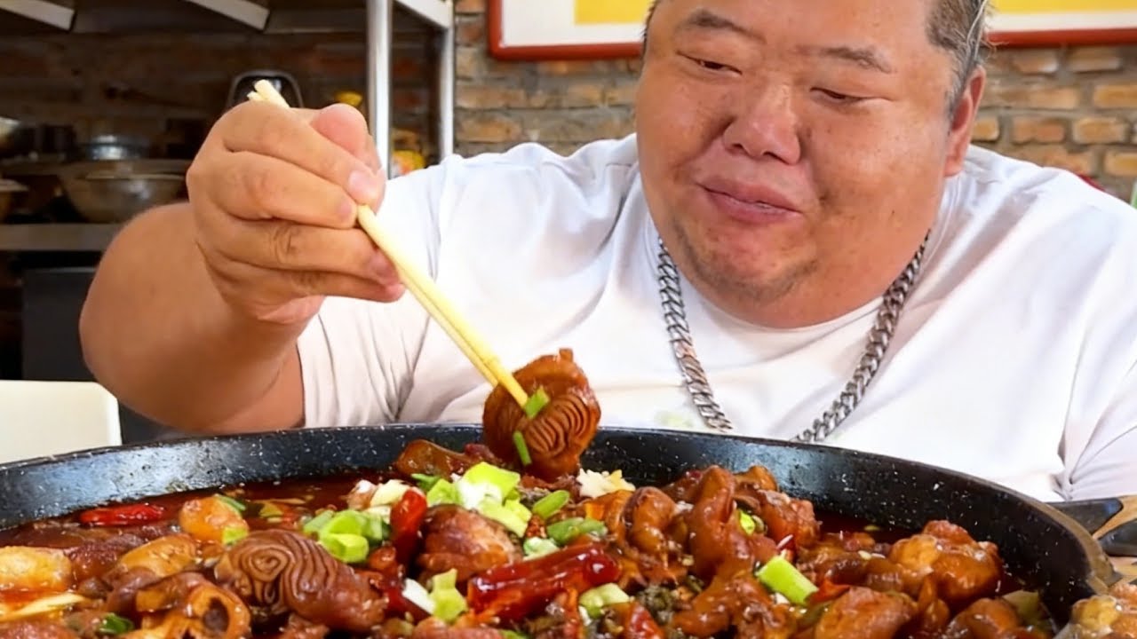 肥肠鸡肉一锅炖太绝了！红油一淋又香又辣超入味，猴哥尝完直接被香迷糊！【胖猴仔】
