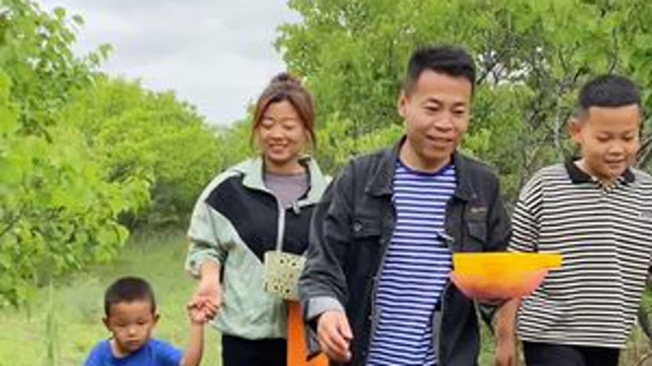 我们一起上山捡了地瓜皮#我的乡村生活 #新农人计划2024 #农村生活