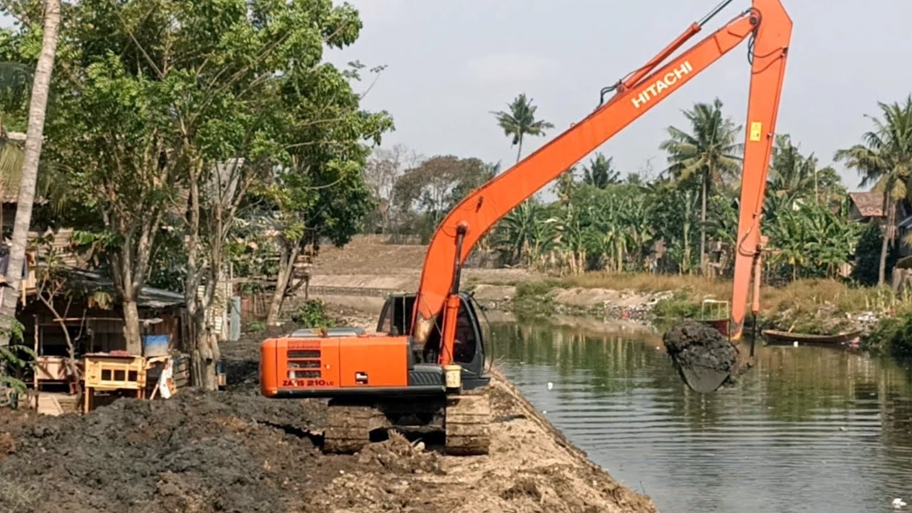 Excavator Hitachi sedang bekerja !! proses pelebaran sungai , serang banten.