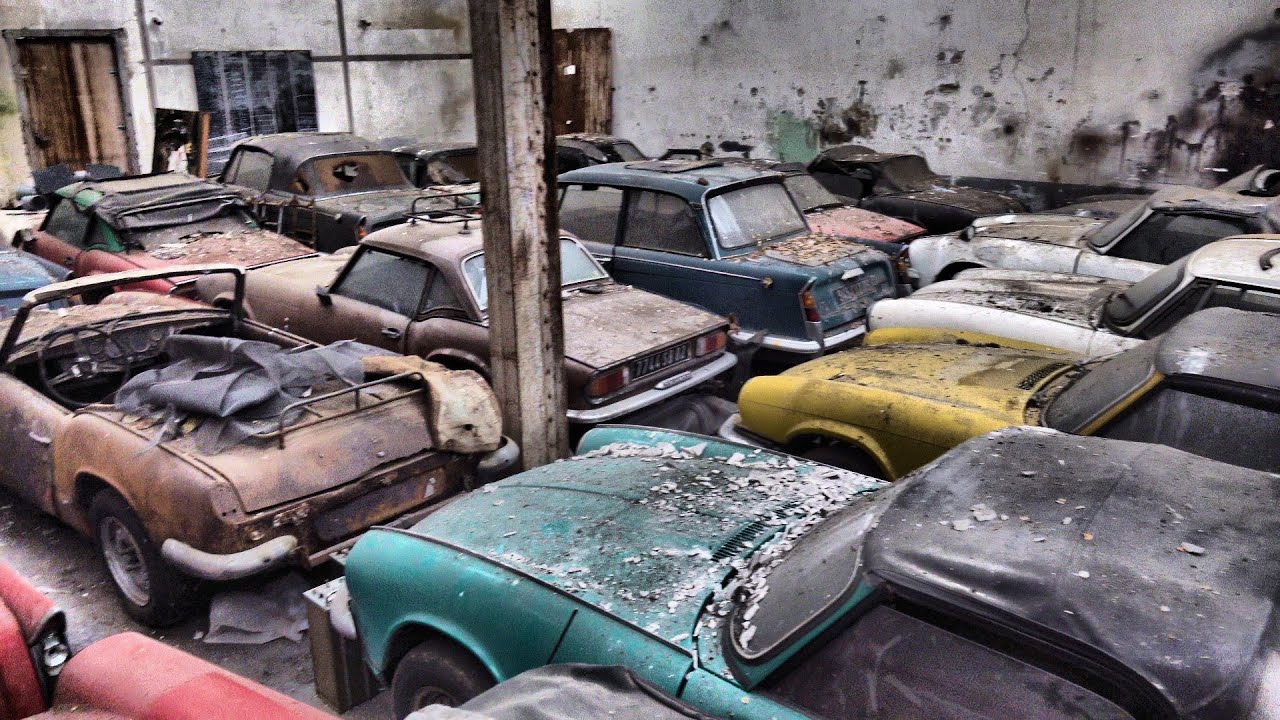 Des anciennes voitures de collection oubliées dans un atelier - Urbex