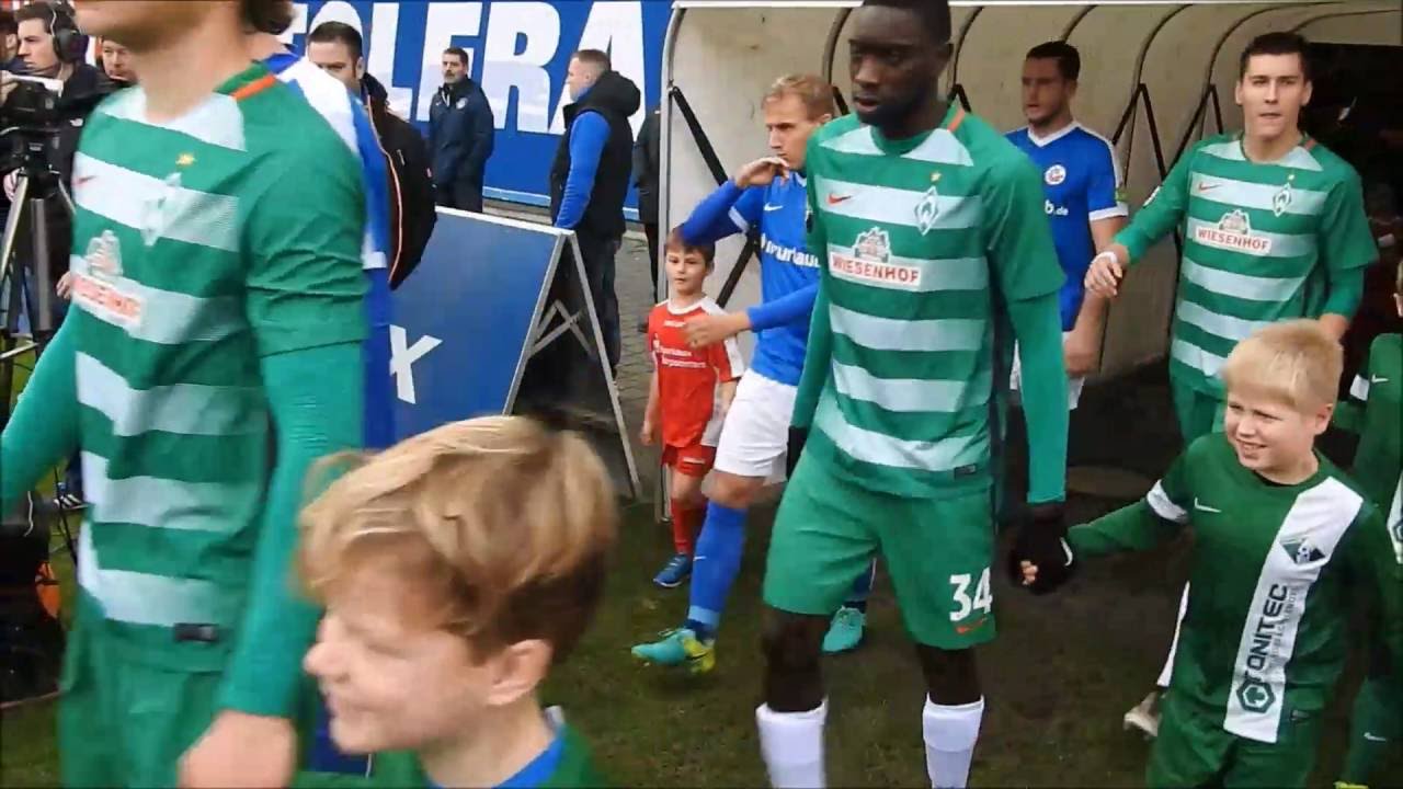 Mannschaftstag der F-Junioren / 19.11.2016 / Einlaufkinder FC Hansa Rostock - Werder Bremen U23