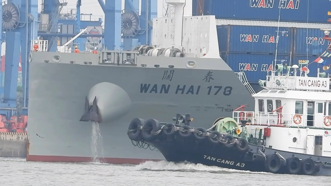 Two Tugboats Turn Back Container Ship Wan Hai 178 Leaving Port | Shipspotting 4K