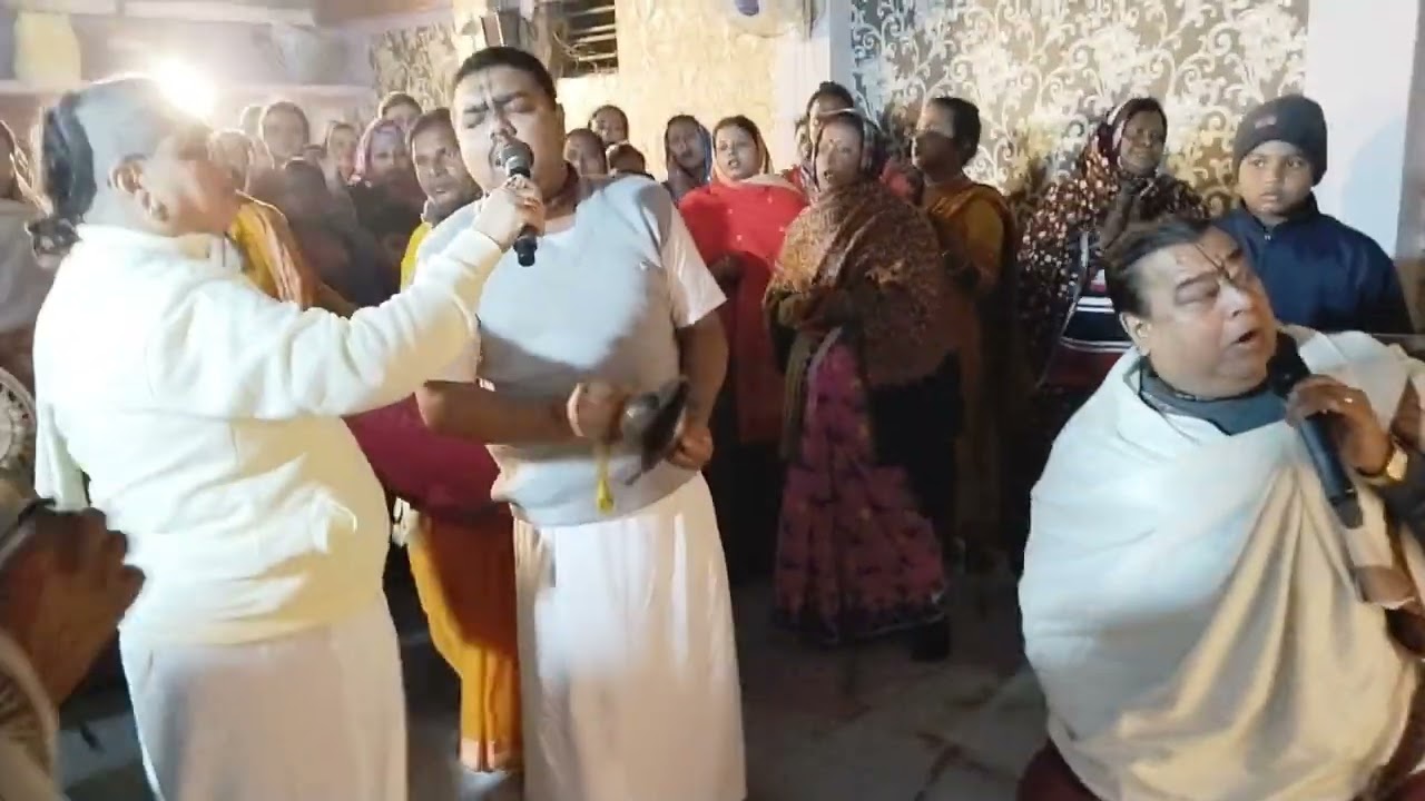 শ্রী বড়মার আশ্রমে সন্ধ্যা আরতি।