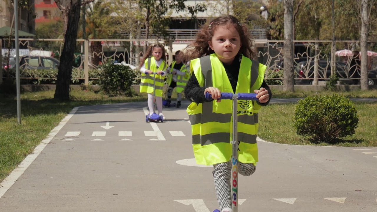“Këndi i sigurisë rrugore”, Popi iu mëson si të ecni sipas rregullave të qarkullimit - Pipi & Popi