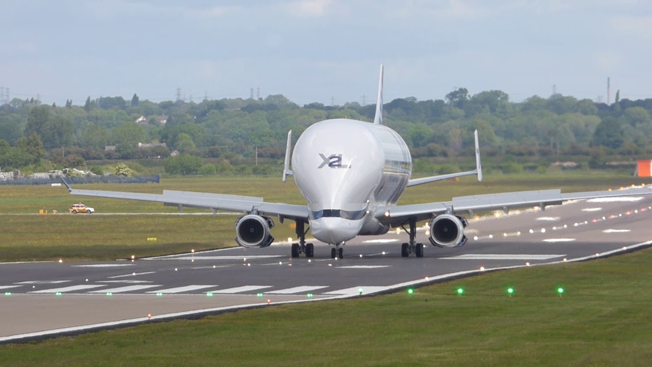 Airbus Beluga XL crosswind landing at Hawarden