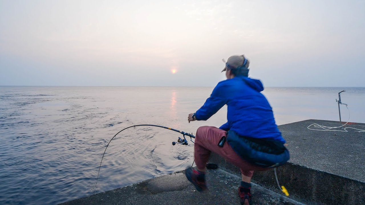 異次元の沖堤防で夜通し釣りをした結果。島のヌシがついに姿を現す…！【屋久島編 #9】