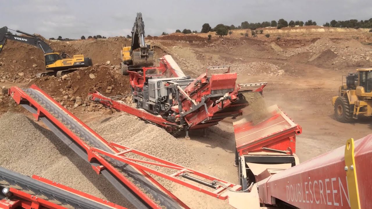 Concasseur alimentant le crible - Sarl Algeroc Saida