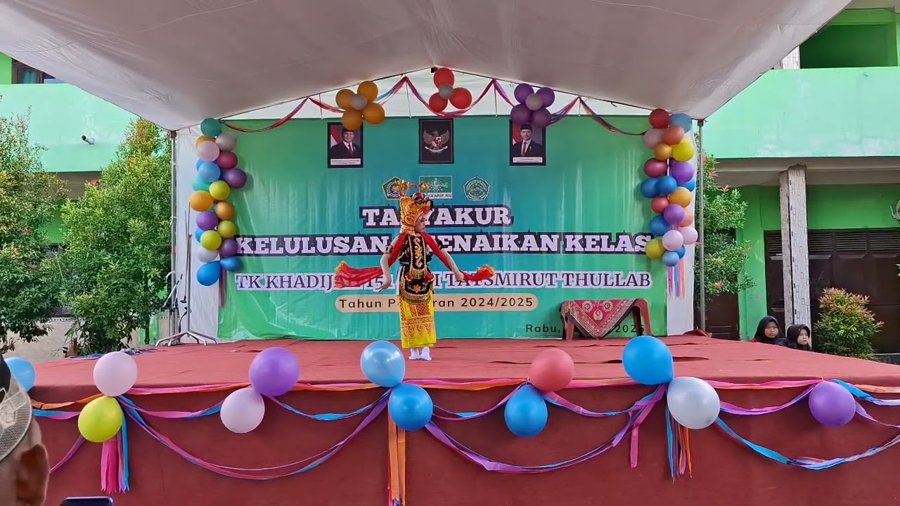 Penampilan siswi MI Tatsmirut Thullab Tari Gandrung Gurit Mangir