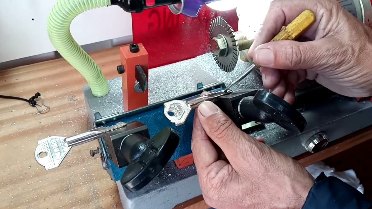 Como copiar chave tetra#chaveiro #curso #keychain #manutenção #maintenance #fechadura