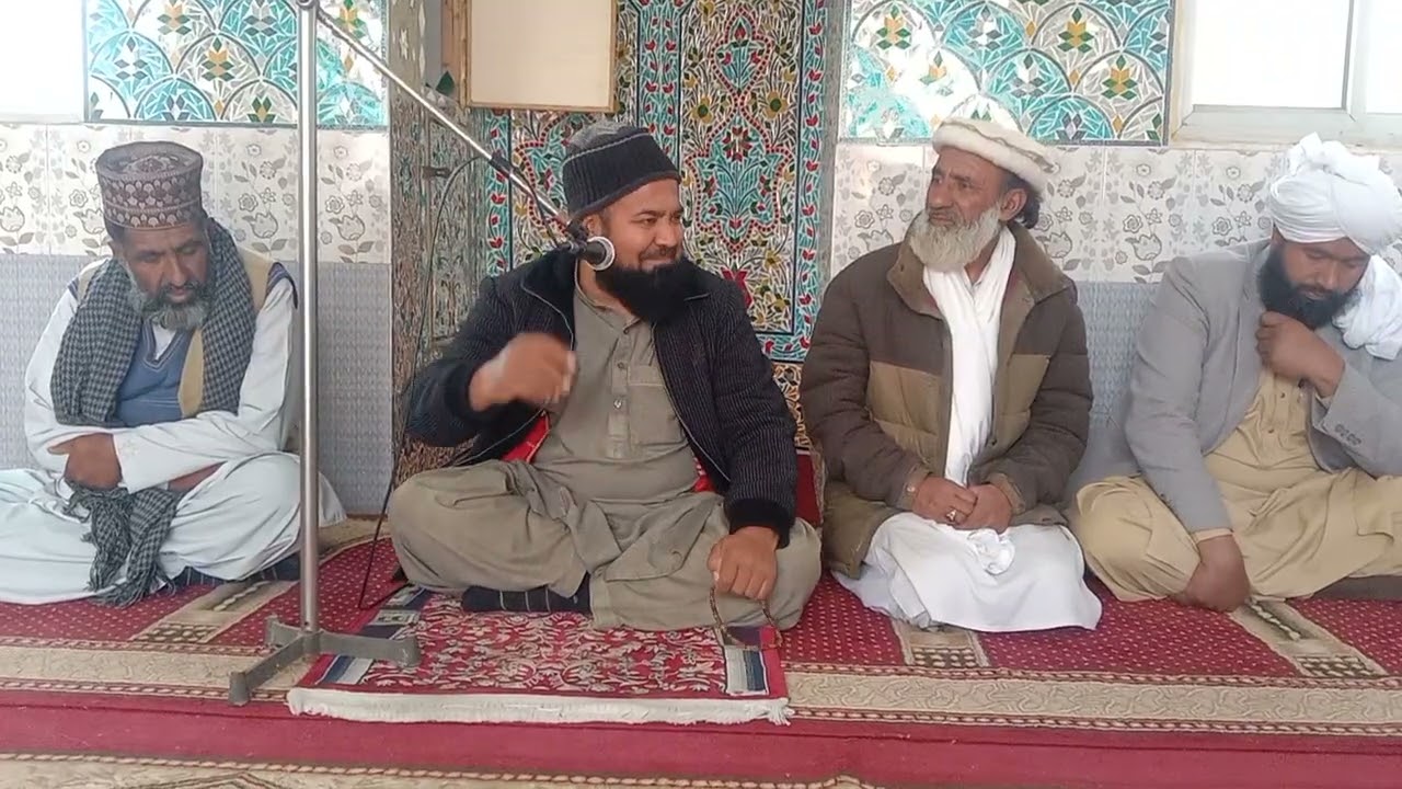 قاری سید احتر حسین شاہ صاحب اپنے مخصوص انداز میں ایصال ثواب کی محفل سے گفتگو فرماتے ہوئے 