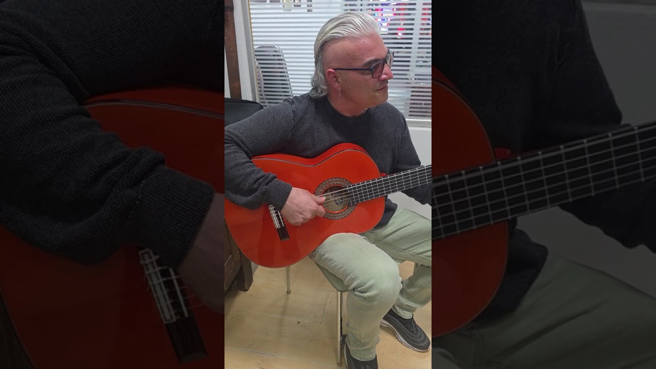 Juan de Dios Tamayo tocando guitarra mod. 1 de ciprés 