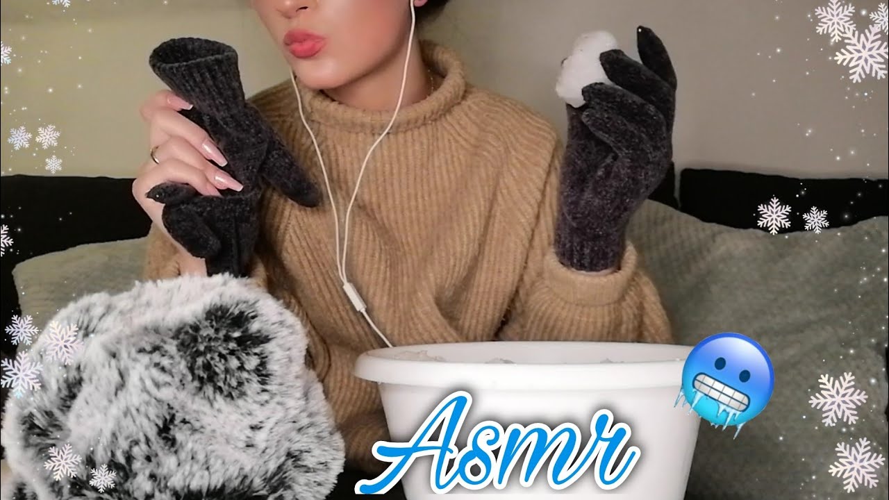 [ASMR] Playing with snow and eating snowballs (crumbling, gloves, eating sounds) |German/Deutsch